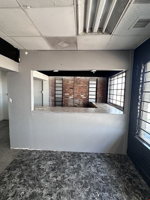 RETAIL/OFFICE NEAR SENECA & I-235