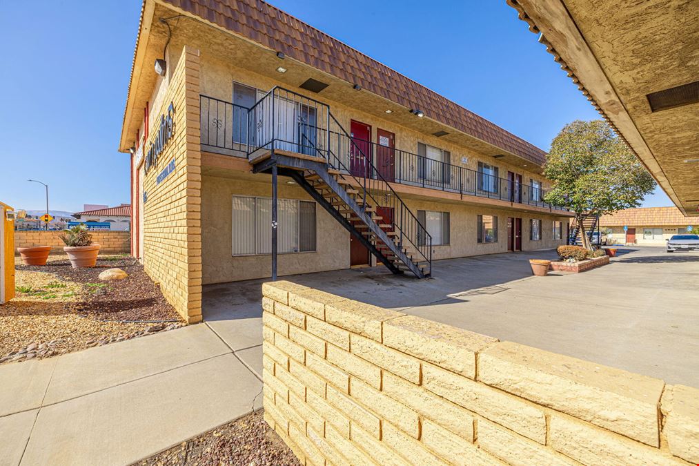 1309 E Palmdale Blvd