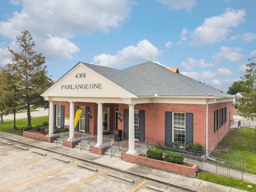 Renovated Garden Office Suites in Retail-Dense Corridor