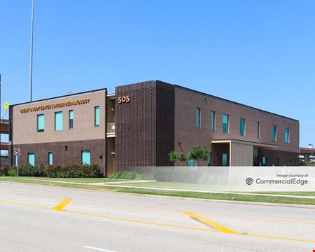 Preview of commercial space at 505 West Louis Henna Blvd