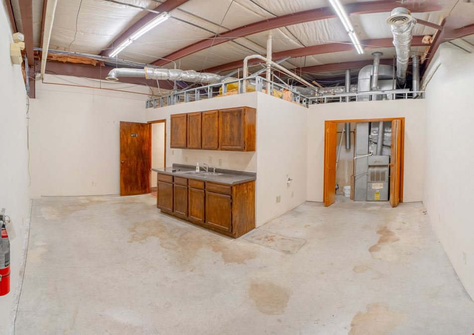 2,735' Office Space & Warehouse on Chestnut & Hwy 65