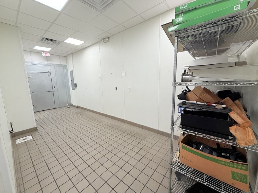 Turn-Key Restaurant Opportunity in High-Traffic Dunkin’ Donuts Plaza