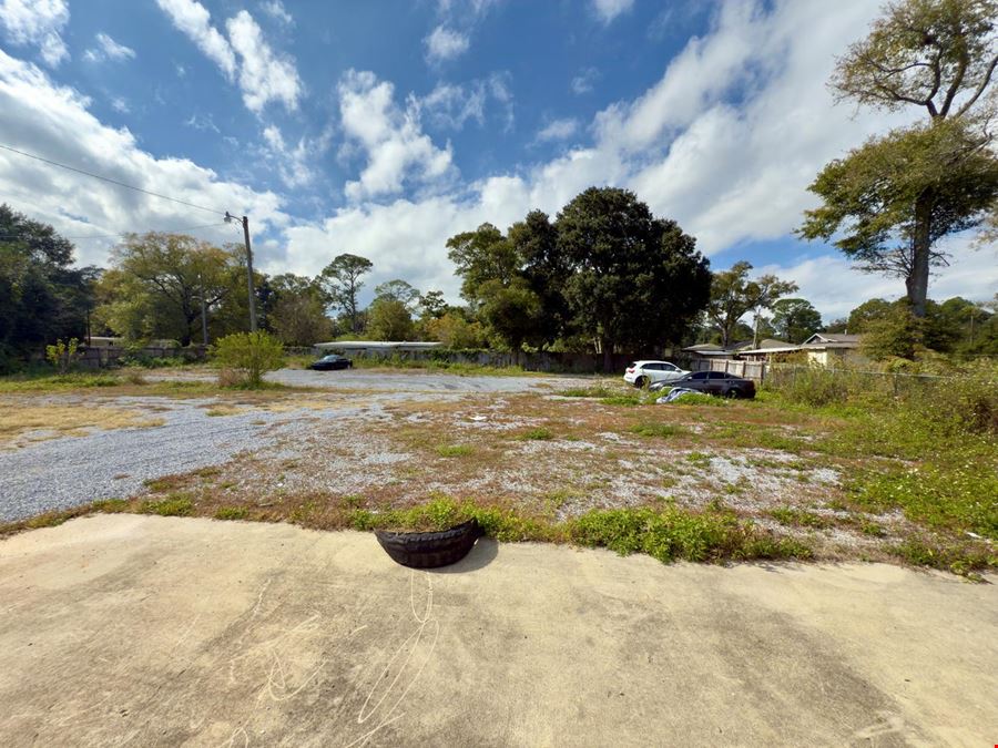 Versatile 15,440 SF Commercial Space with War