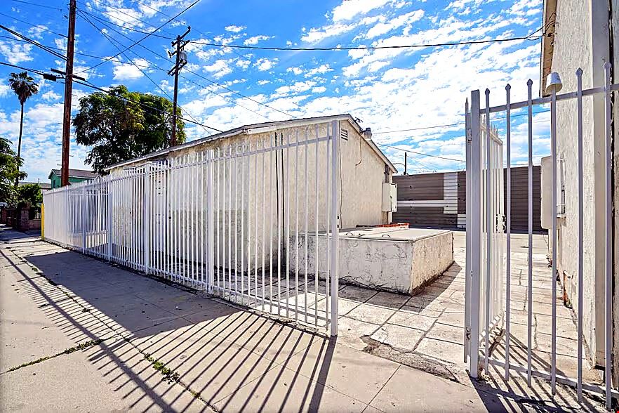 1108 E 84th Place
