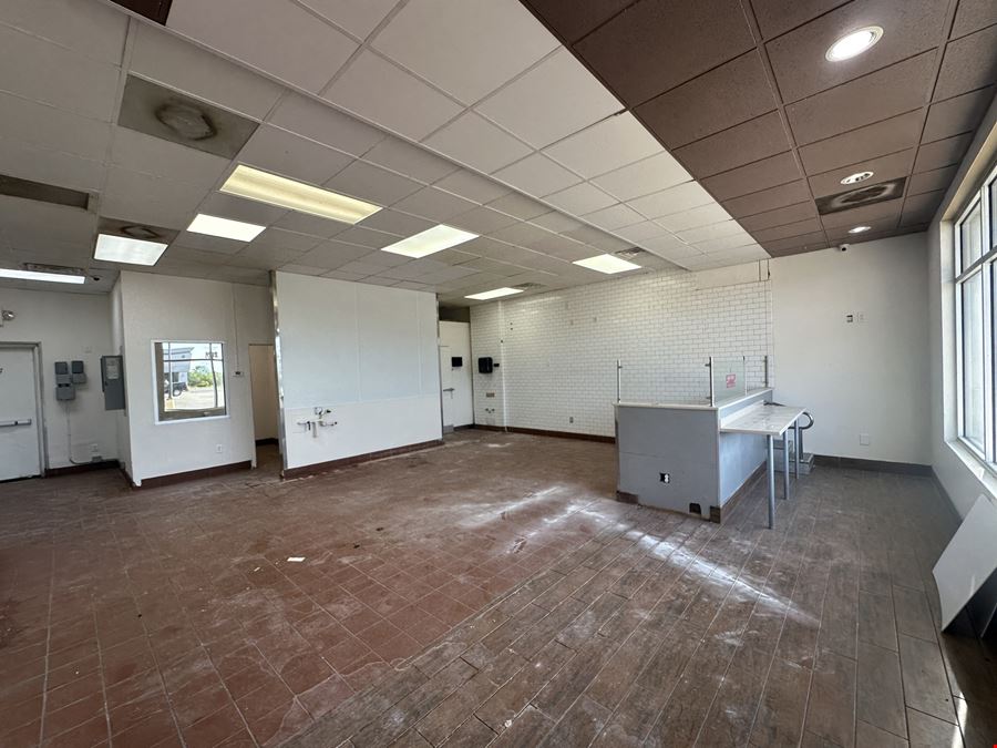1,755 SF Restaurant / Retail Building For Lease in St Robert