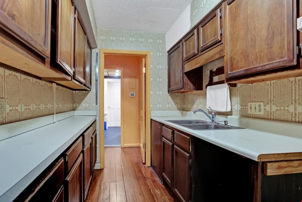 216 E. Gaston Street, Garden Level