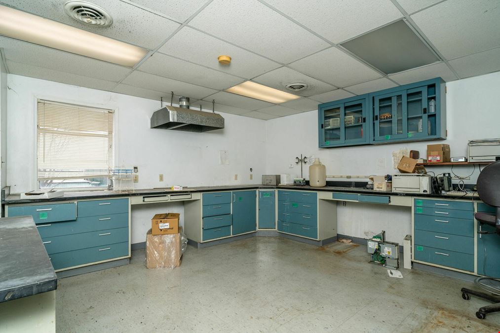 LARGE WAREHOUSE AVAILABLE IN GREAT LOCATION