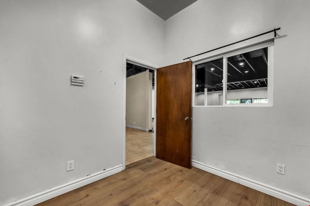Office/Retail Freestanding Building with lots of parking