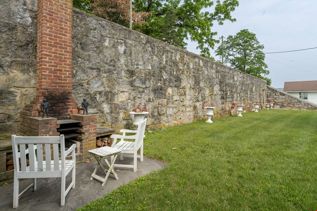 HISTORIC HOME WITH BOUTIQUE BED & BREAKFAST POTENTIAL