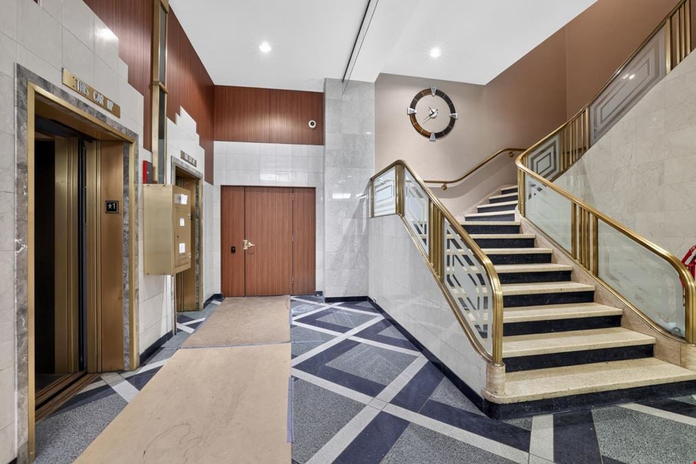 Lender Sale I Iconic Downtown Minneapolis High Rise