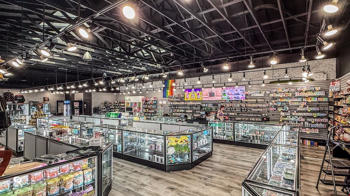 Two-Tenant Neighborhood Retail Building | NNN Leases | 5.6% Cap Rate