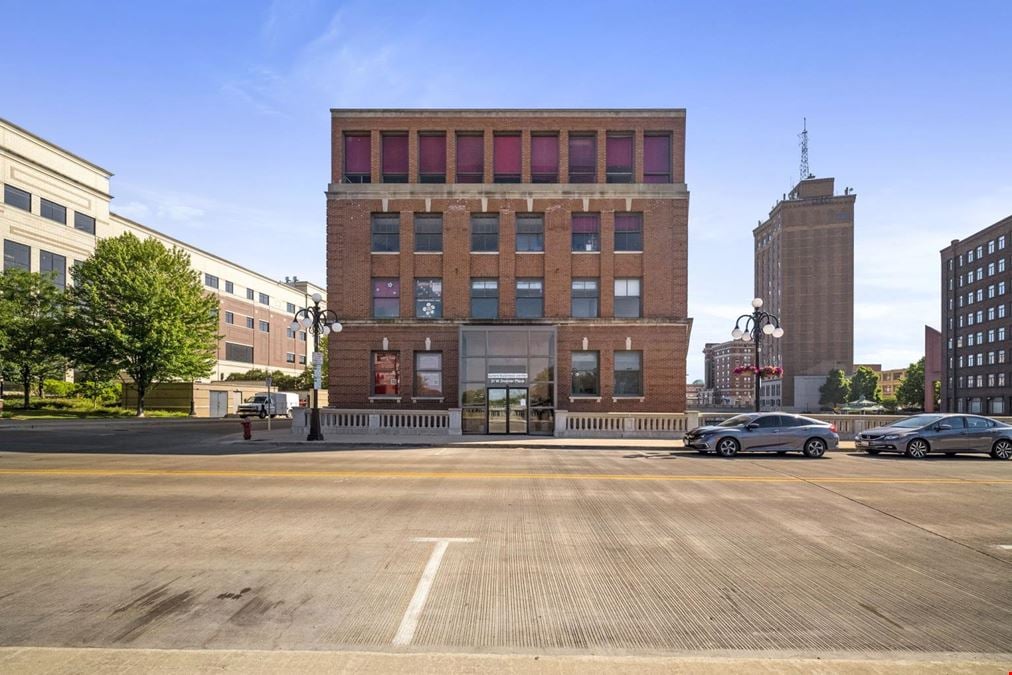 31 W Downer Pl, Aurora, IL 60506