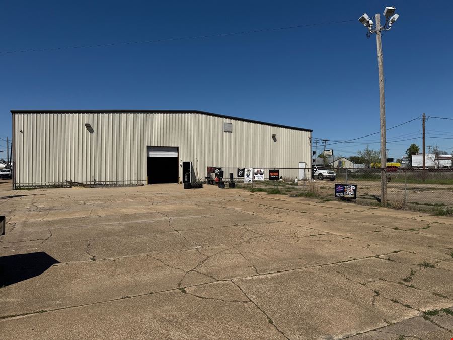 Heath Plaza 2058 - 2060 E Texas St.