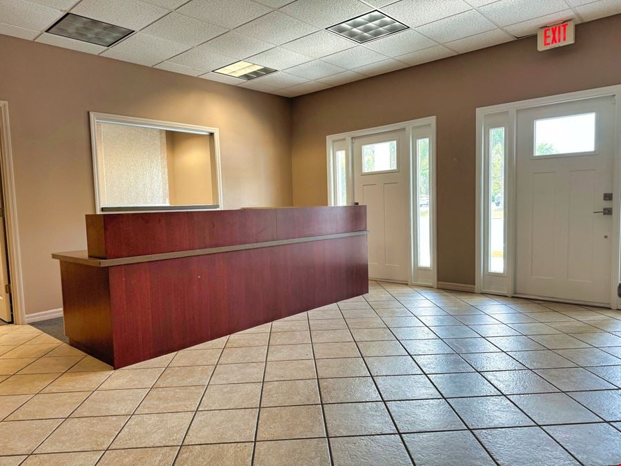 SUPER WELL LOCATED OFFICE SUITE ON UNIVERSITY PKWY.