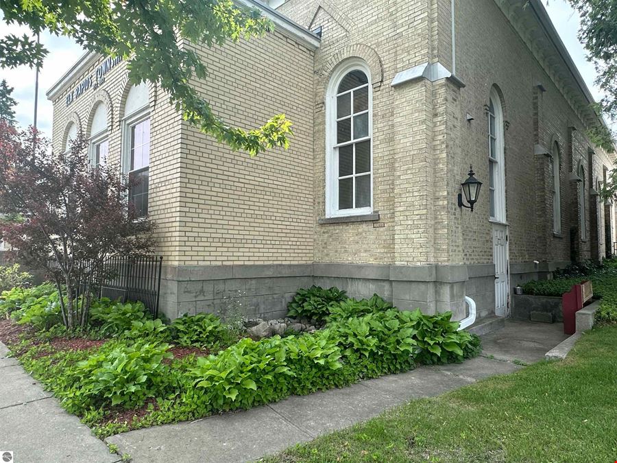 401 River St