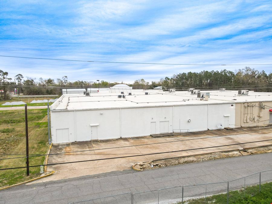 Highly Visible Retail Space in Moss Bluff Shopping Center