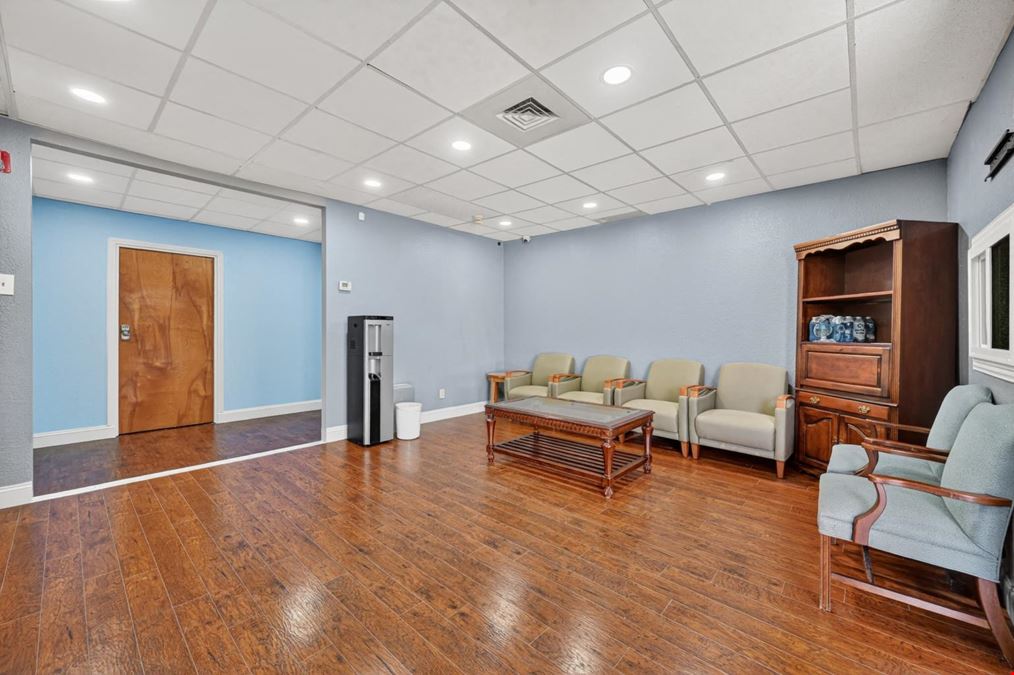 1404 W Walnut Hill Ln