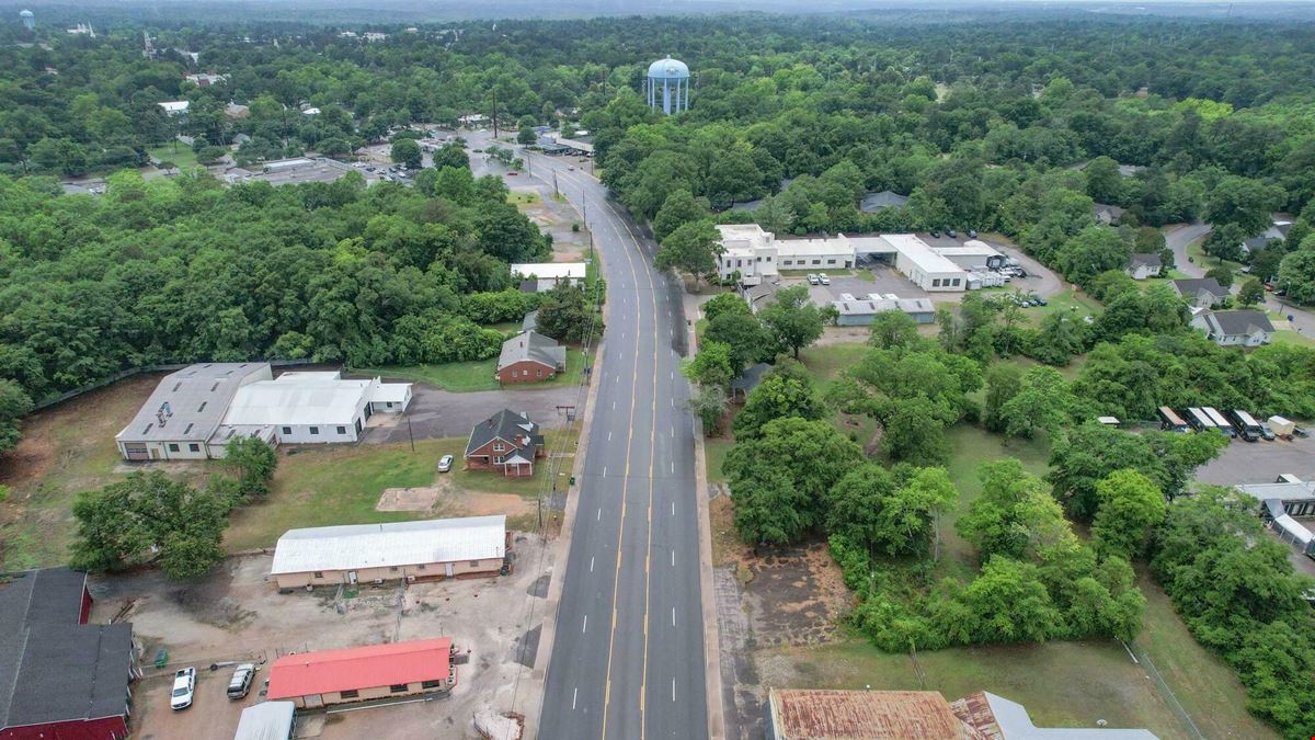 11,266 SF Industrial Service Facility | 7 Bay Doors | ¾ Acre Fenced Yard