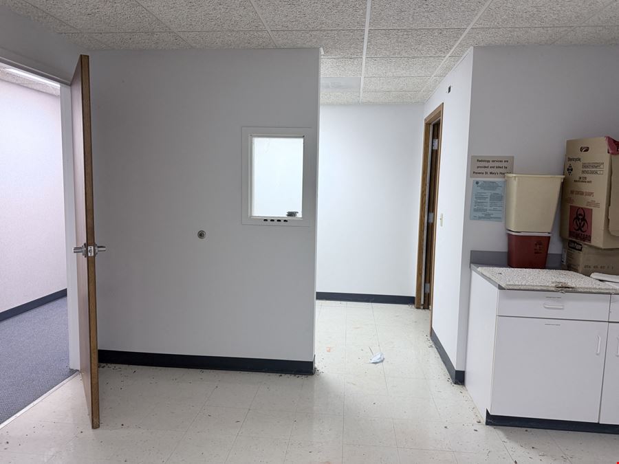 4.500 SF Office/ Medical Facility
