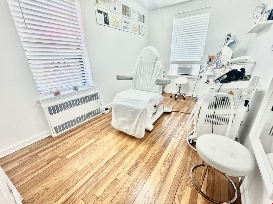 Office space for lease in Astoria - Ground floor 25-19 30th Drive