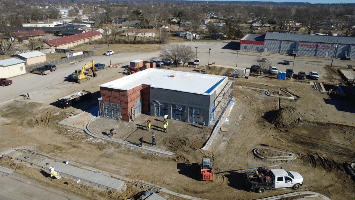 1090 S Lynn Riggs Blvd - Retail
