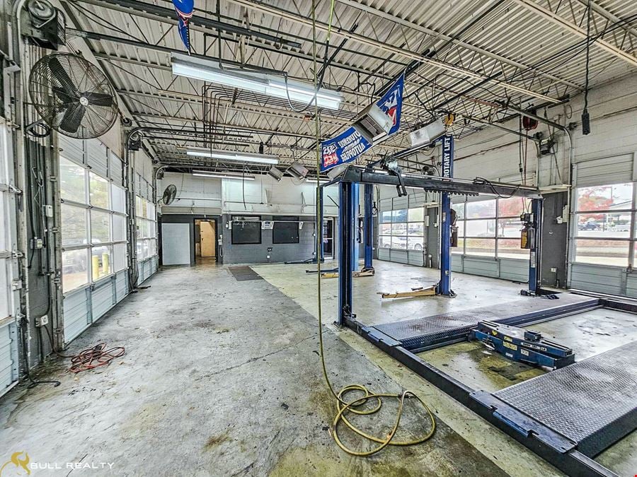 ±2,040 SF Retail / Auto Service Shop