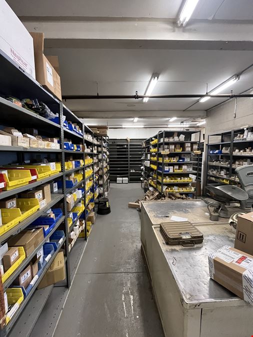 5,841± Warehouse/Showroom for sale