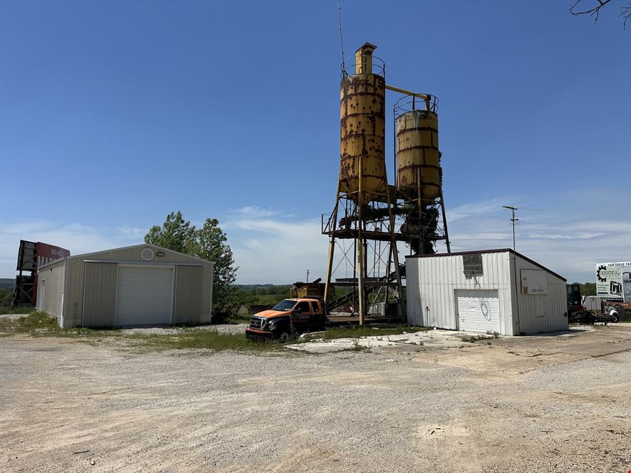5,040 SF Warehouse & Contractor Yard for Lease with 2.42 Acres on Highway 65