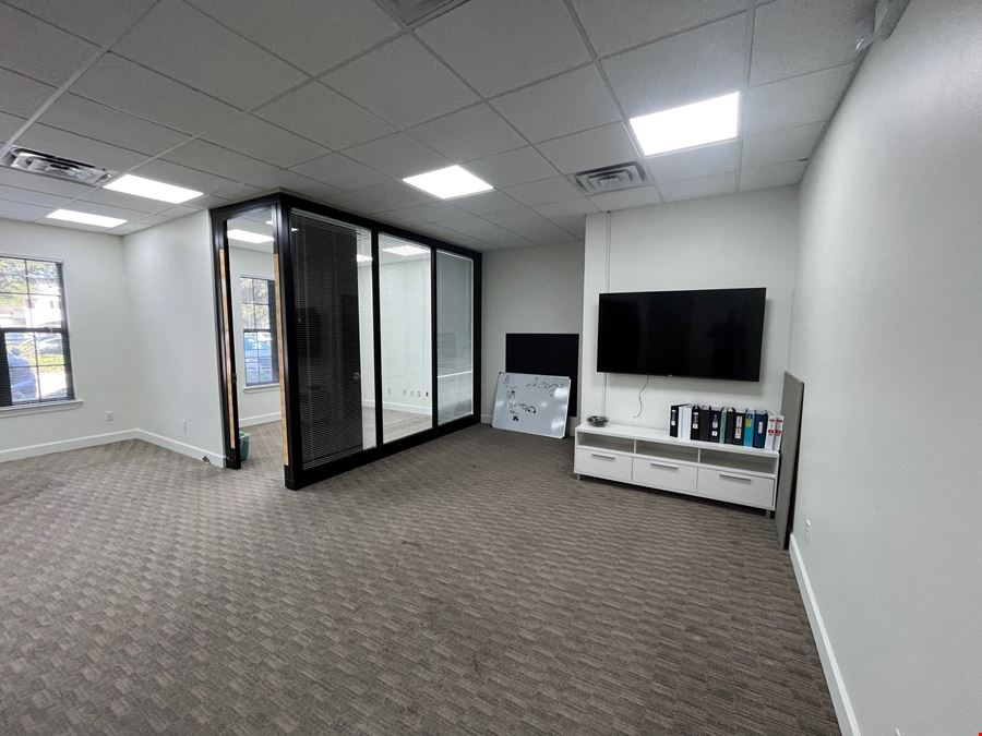 800 SF ~ Professional Office Space For Lease ~ 1st Floor