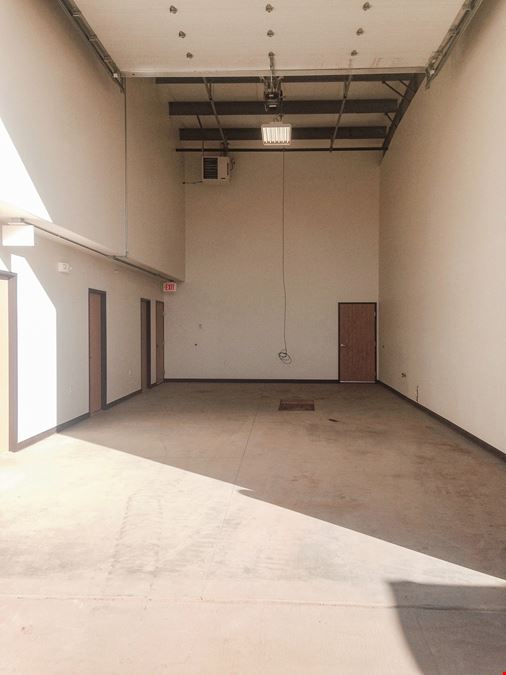 ±2,700 SF Industrial Shops with Living Quarters