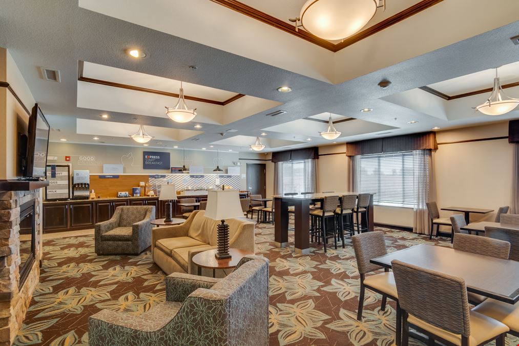 Holiday Inn Express & Suites Nevada MO