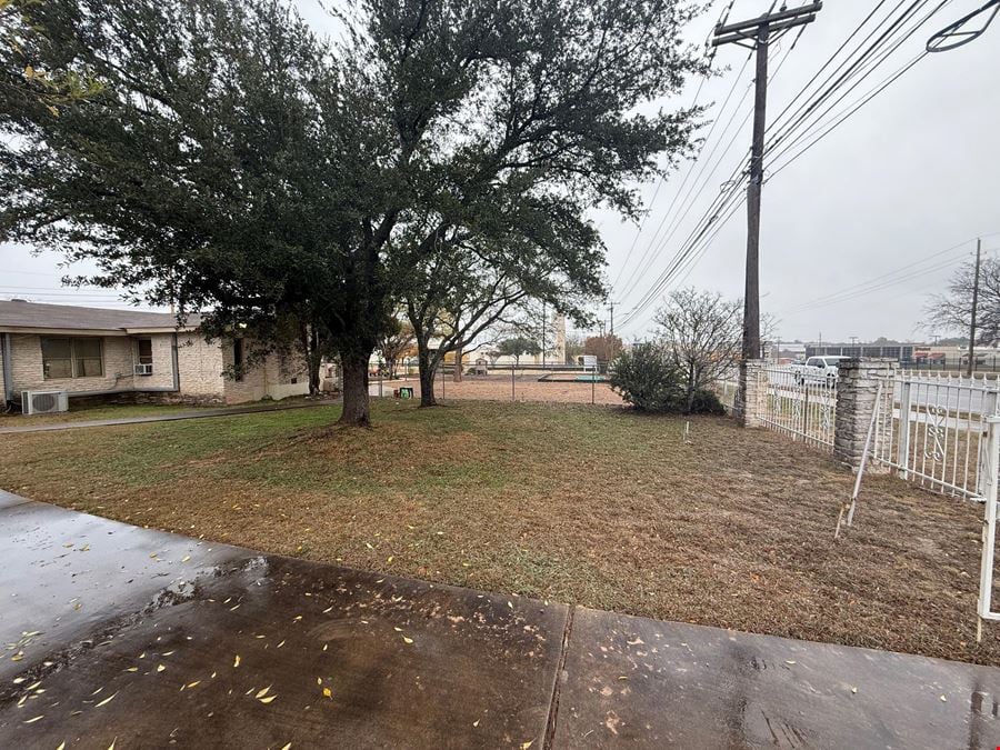 1204 W Pecan St