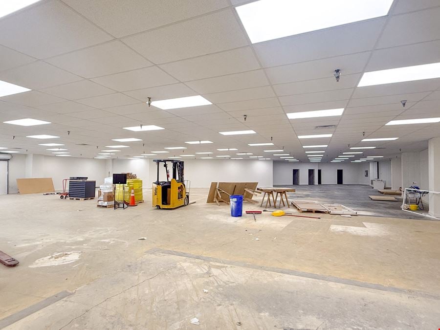 Flex Space on Airline Hwy with Large Showroom