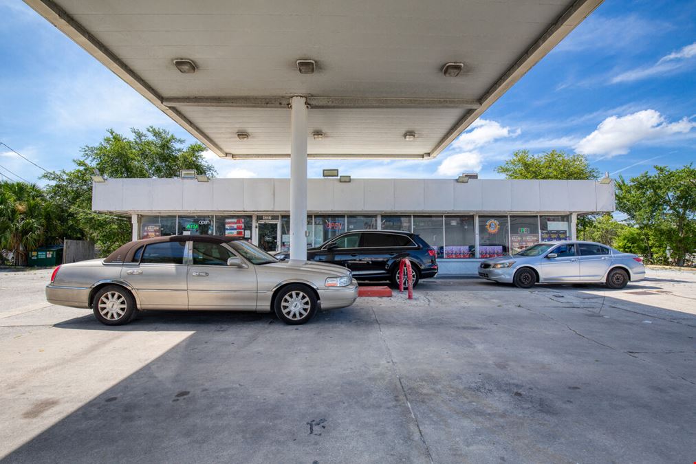 Former gas station with convenience store on Mason Ave., 19,100 AADT