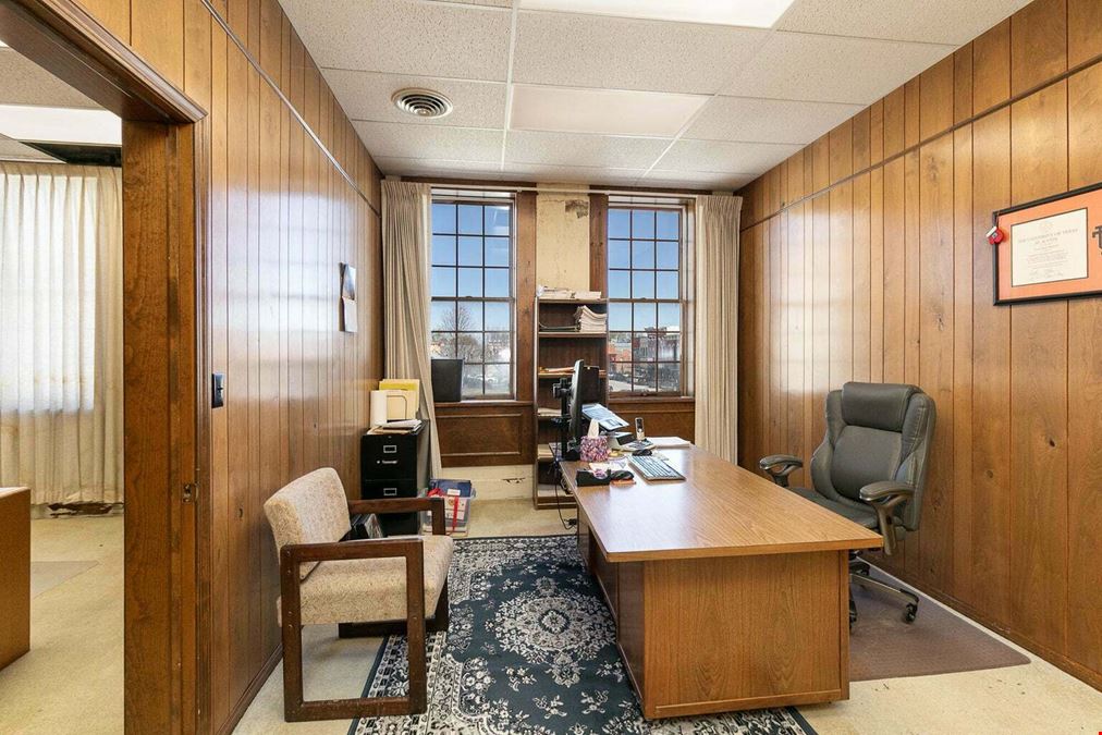 OFFICE FOR SALE ON THE DOWNTOWN SQUARE IN NEVADA MO