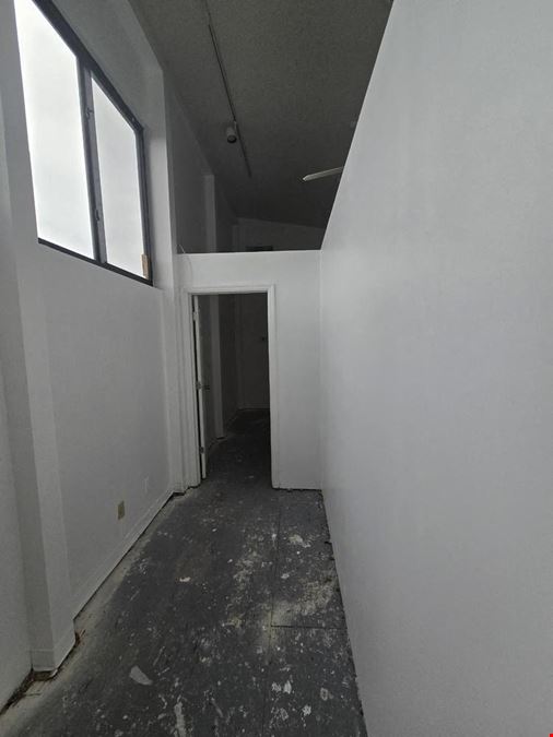 Unique 2nd floor 1400 +/- SQFT office space