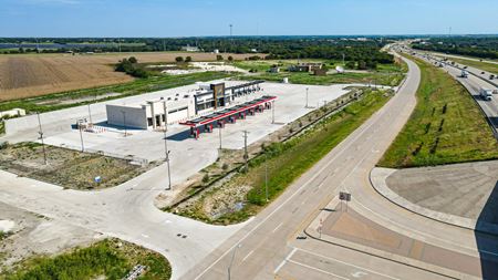 Preview of commercial space at 206 I-35