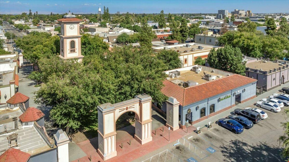 ±1,596 SF Retail Space in Central Tulare, CA