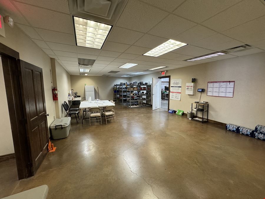 12,320 Shop & Office Sublease