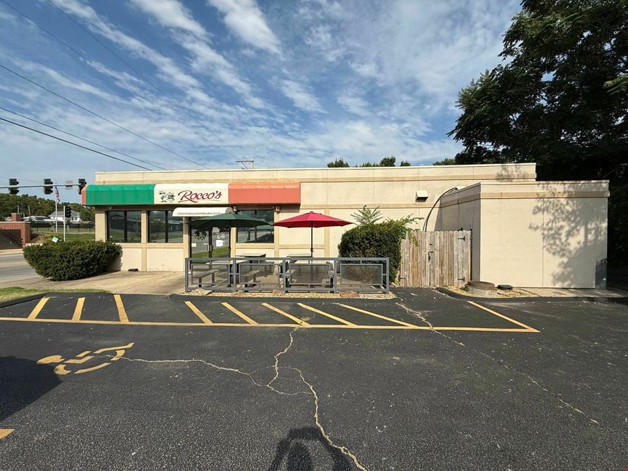 1,359 SF Freestanding Restaurant / Retail Building For Sale in Northeast Springfield