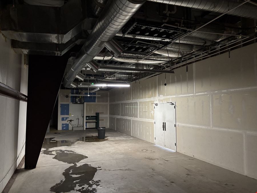 9,000+-sf retail showroom in Socorro