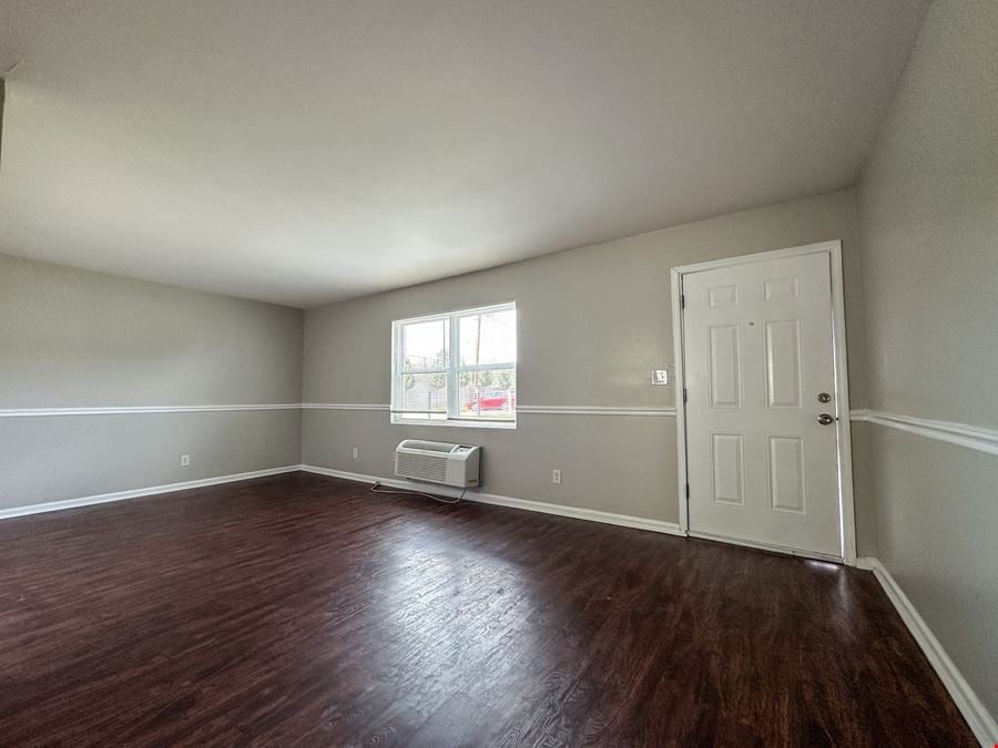 Recently Renovated Azul Door Apartment Complex | 8 Buildings