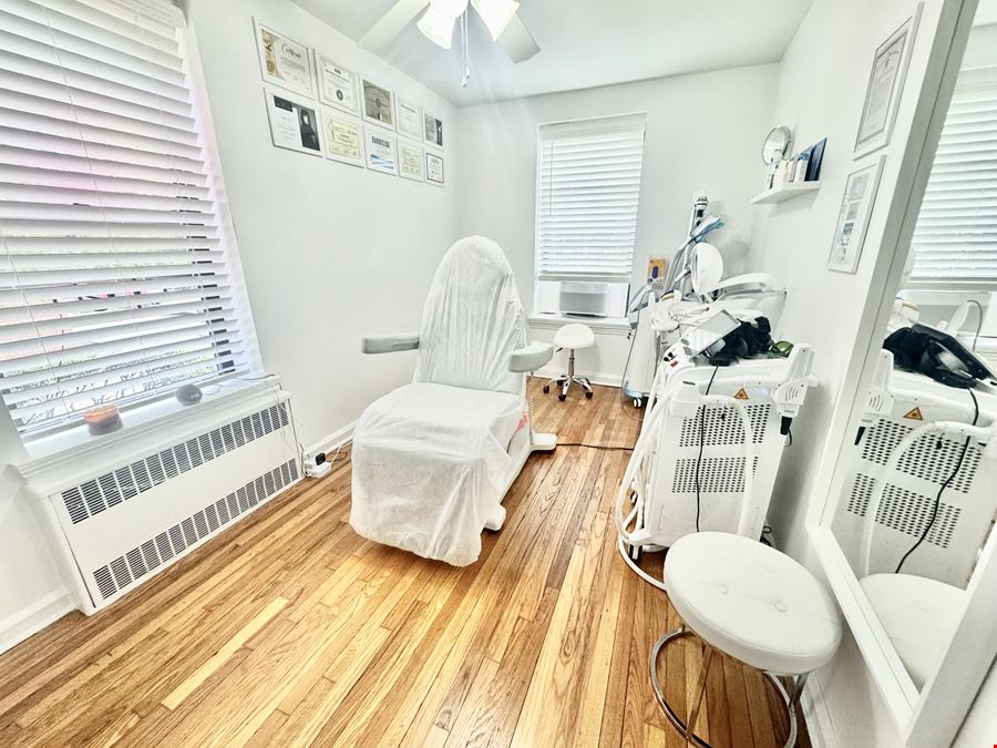 Office space for lease in Astoria - Ground floor 25-19 30th Drive