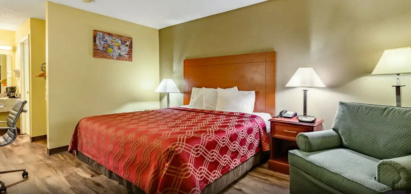Econo Lodge Hotel 50 Rooms in Athens AL