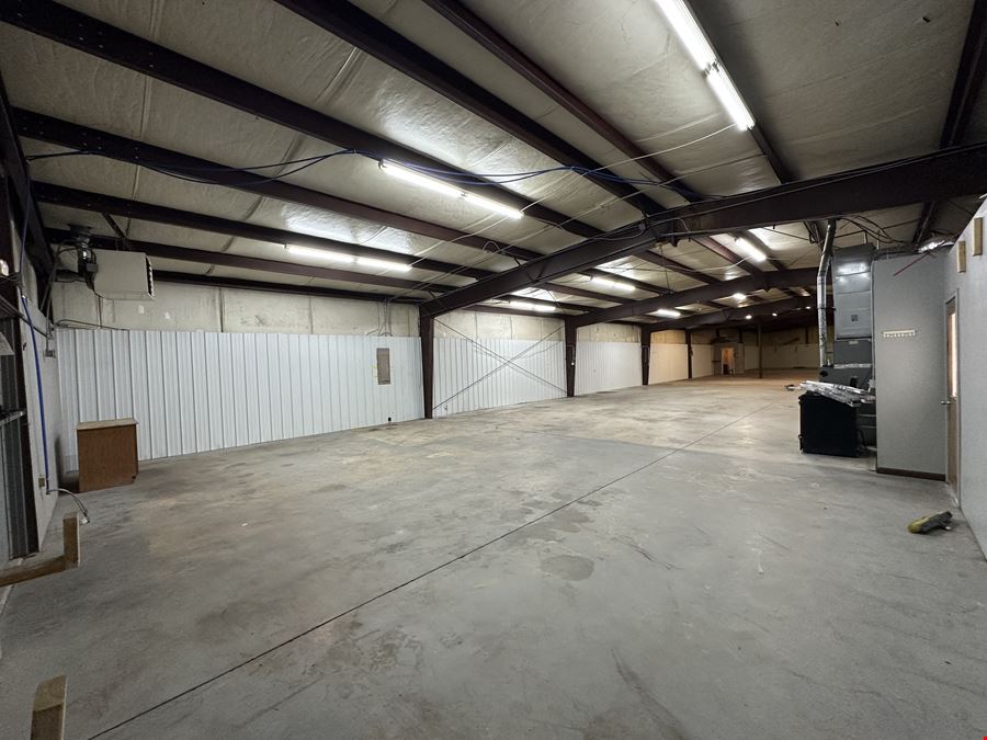 8,750 SF Office / Warehouse Building For Lease in Nixa