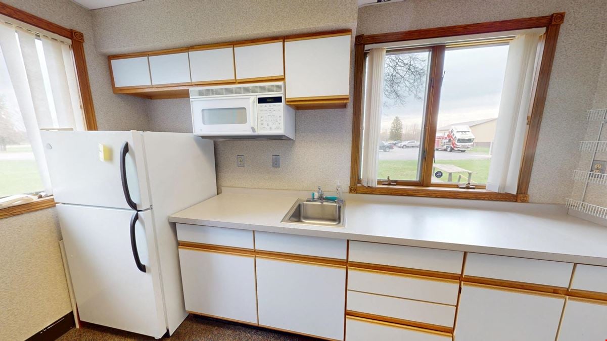 1225 W Grand River