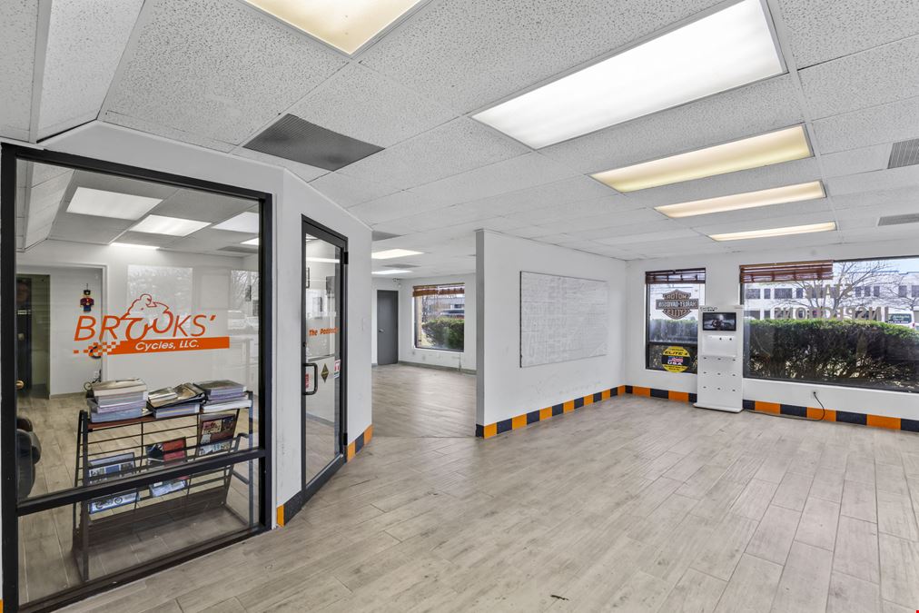 Warehouse with retail exposure to lease
