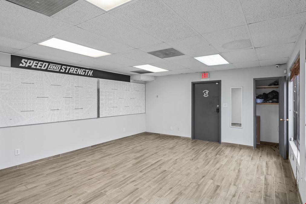 Warehouse with retail exposure to lease