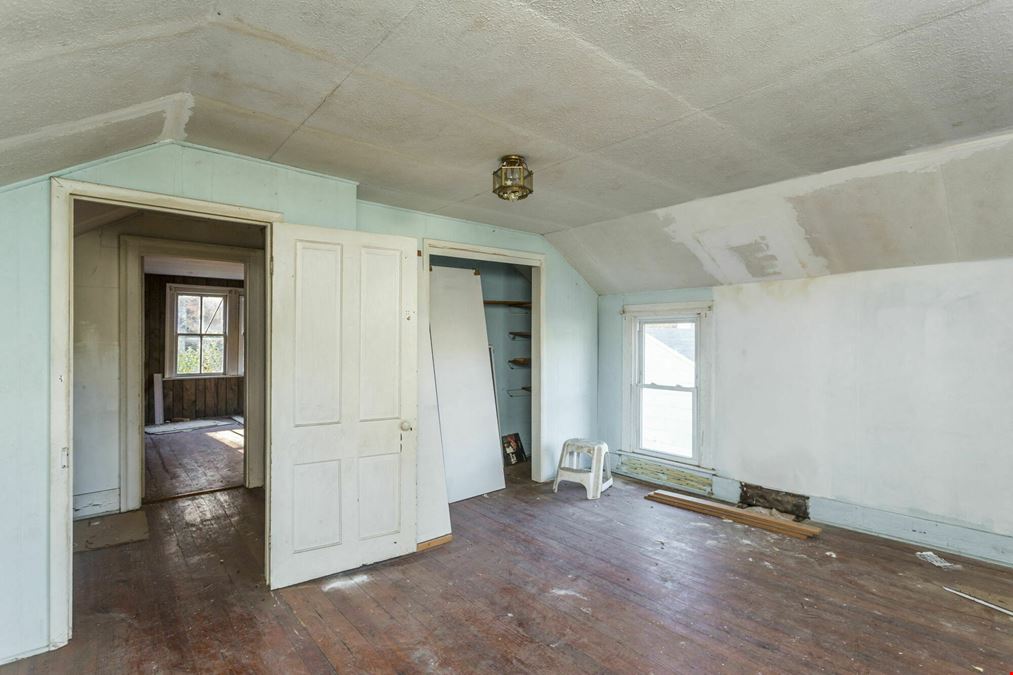 GREAT FOR INVESTORS OR REHAB SPECIALISTS | HOME ON LARGE LOT