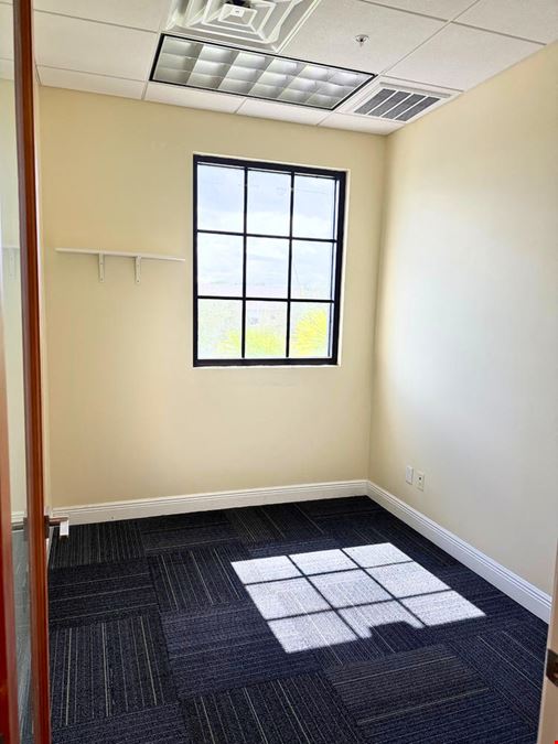 Professional Office Space 833 SQFT